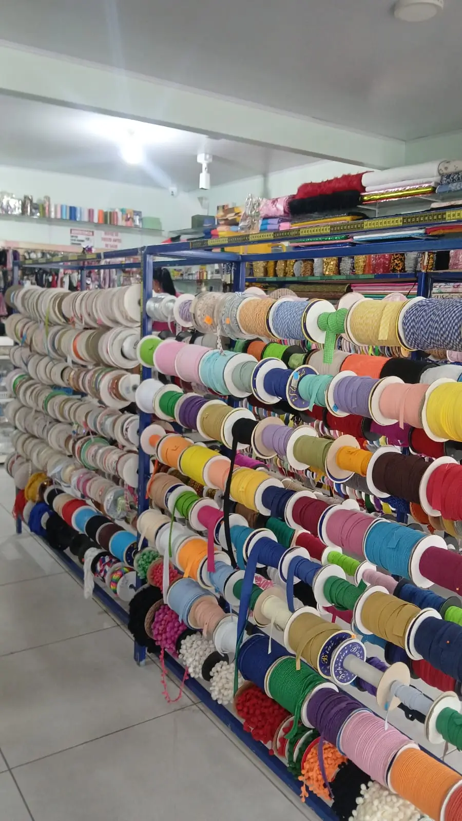 Interior de la tienda Santa Cruz